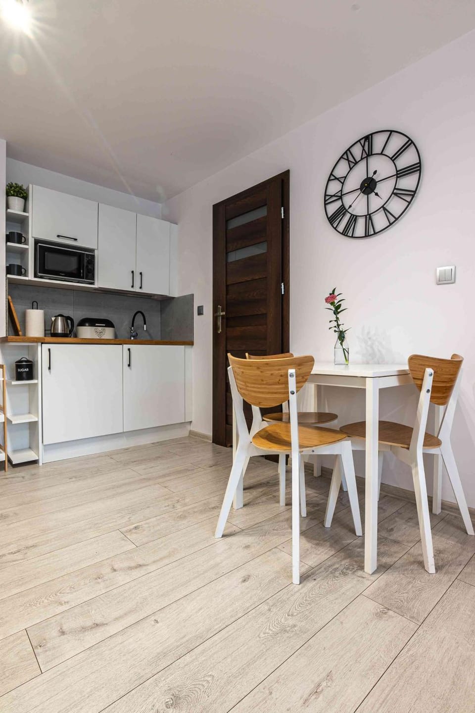Kitchen or kitchenette, microwave, stove