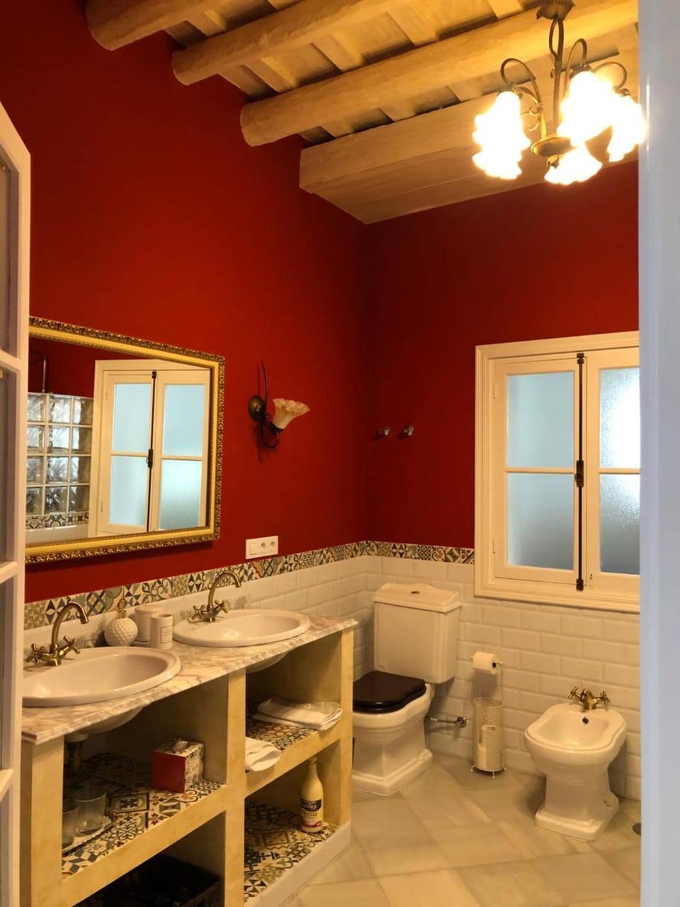 Toilet, Bathroom, Decorative detail