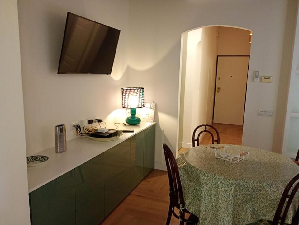 TV and multimedia, Kitchen or kitchenette, Living room, Seating area, Dining area