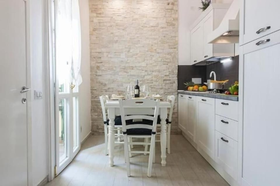 Kitchen or kitchenette, Dining area, minibar, pet friendly, stove