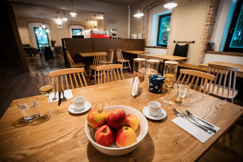 Restaurant/places to eat, Restaurant/places to eat, Seating area, Dining area