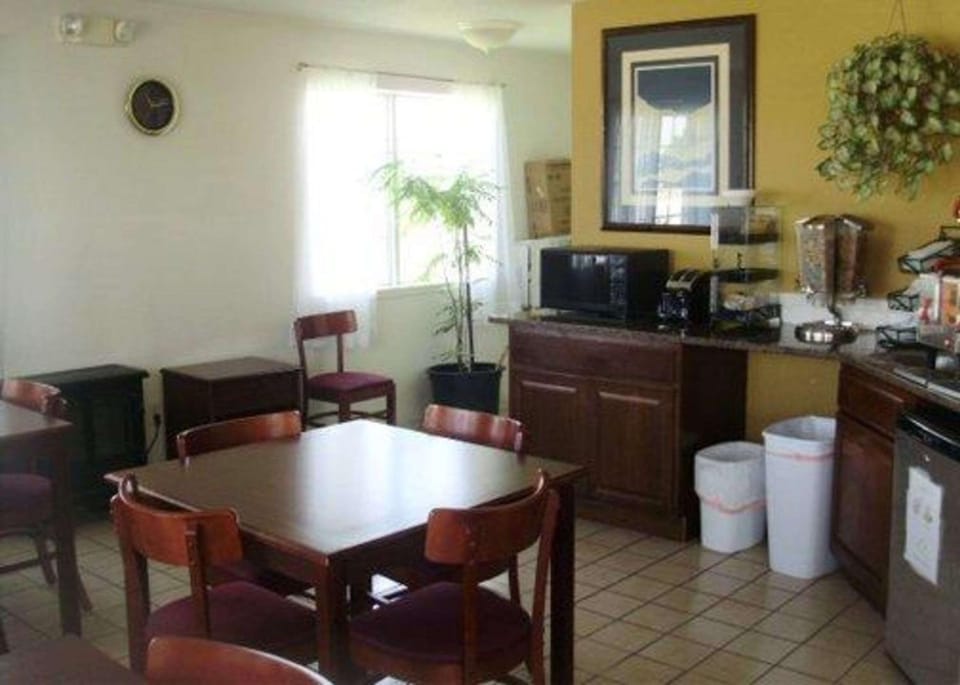 Restaurant/places to eat, Dining area, On site, Breakfast