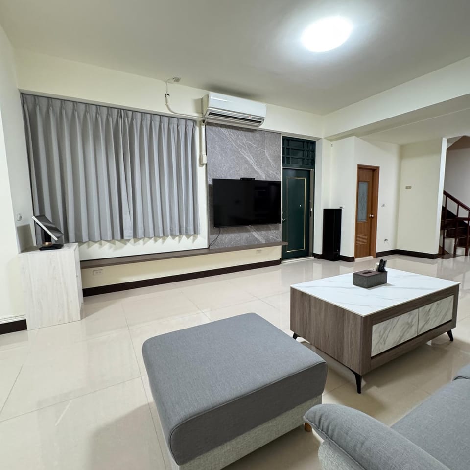 Communal lounge/ TV room, Living room, Seating area, Evening entertainment