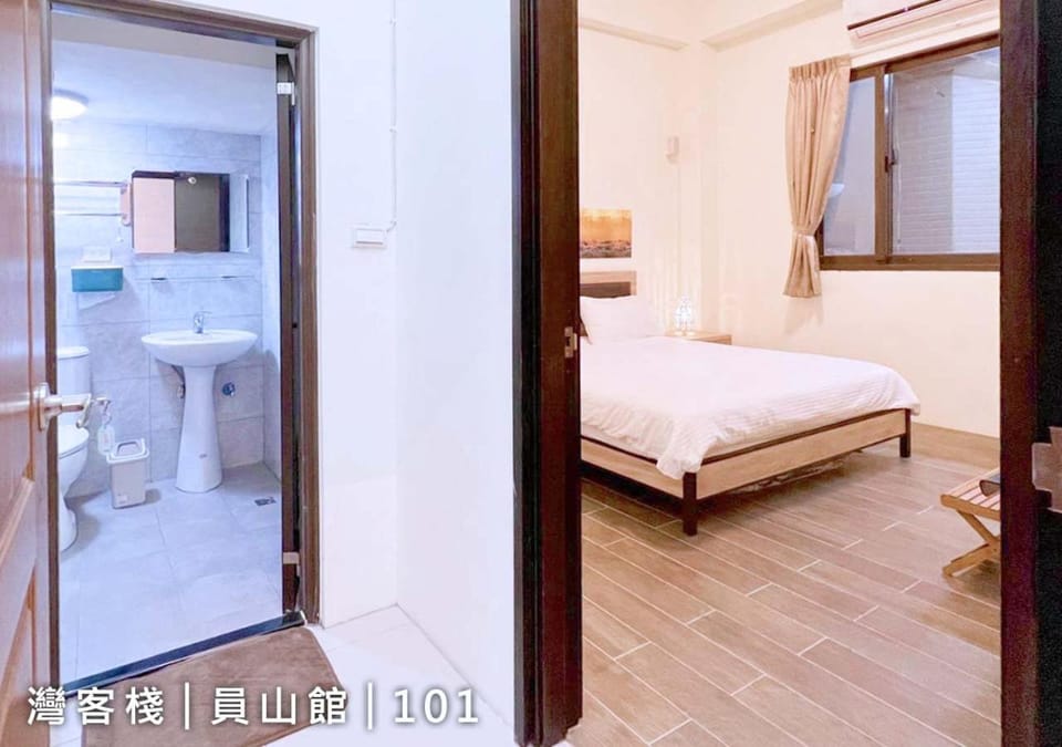 Shower, Toilet, Bed, People, Bathroom, Other, Photo of the whole room, Decorative detail, Bedroom, On site, Text overlay, children, Family, hair dresser, towels