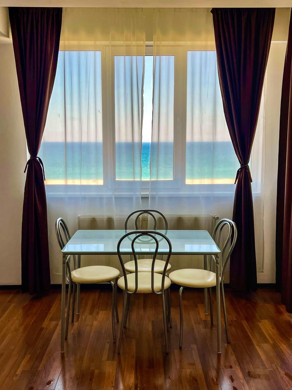 Massage, Living room, Dining area