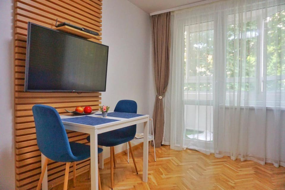 Communal lounge/ TV room, TV and multimedia, Living room, Dining area
