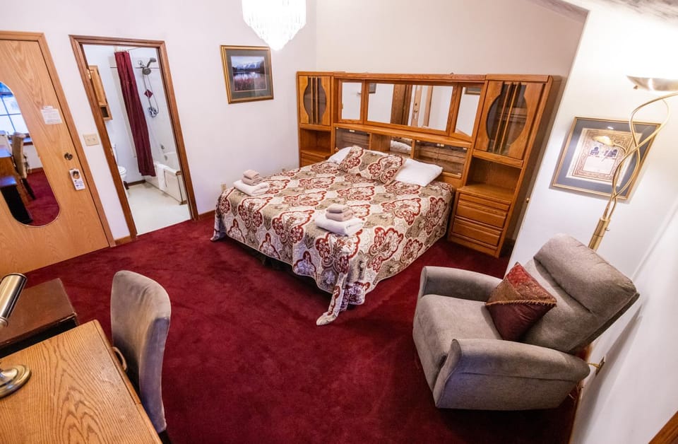 Photo of the whole room, Bedroom