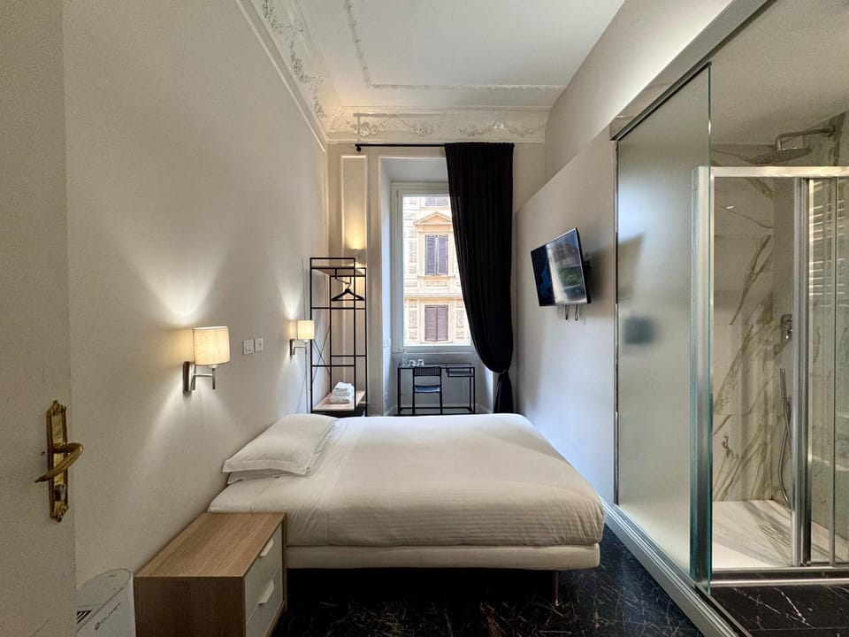 Bed, TV and multimedia, Photo of the whole room, Bedroom