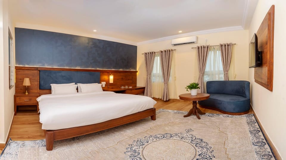 Bed, Living room, Photo of the whole room, Seating area, Bedroom, air conditioner