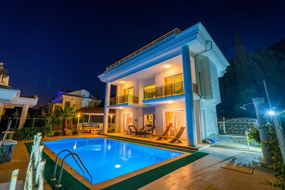 Property building, Swimming pool, Swimming pool