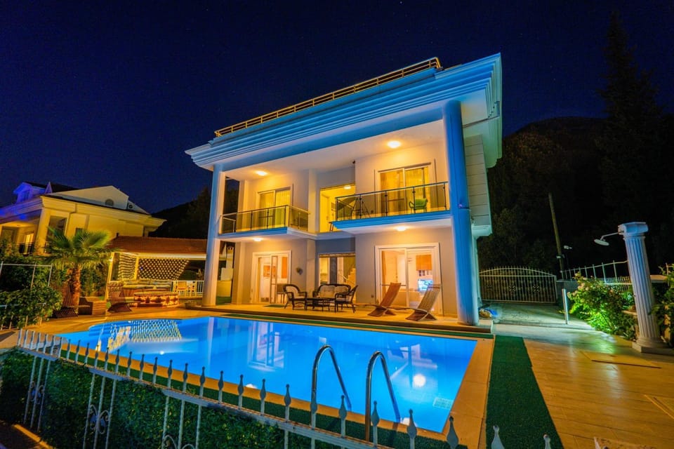 Property building, Pool view, Swimming pool, Swimming pool