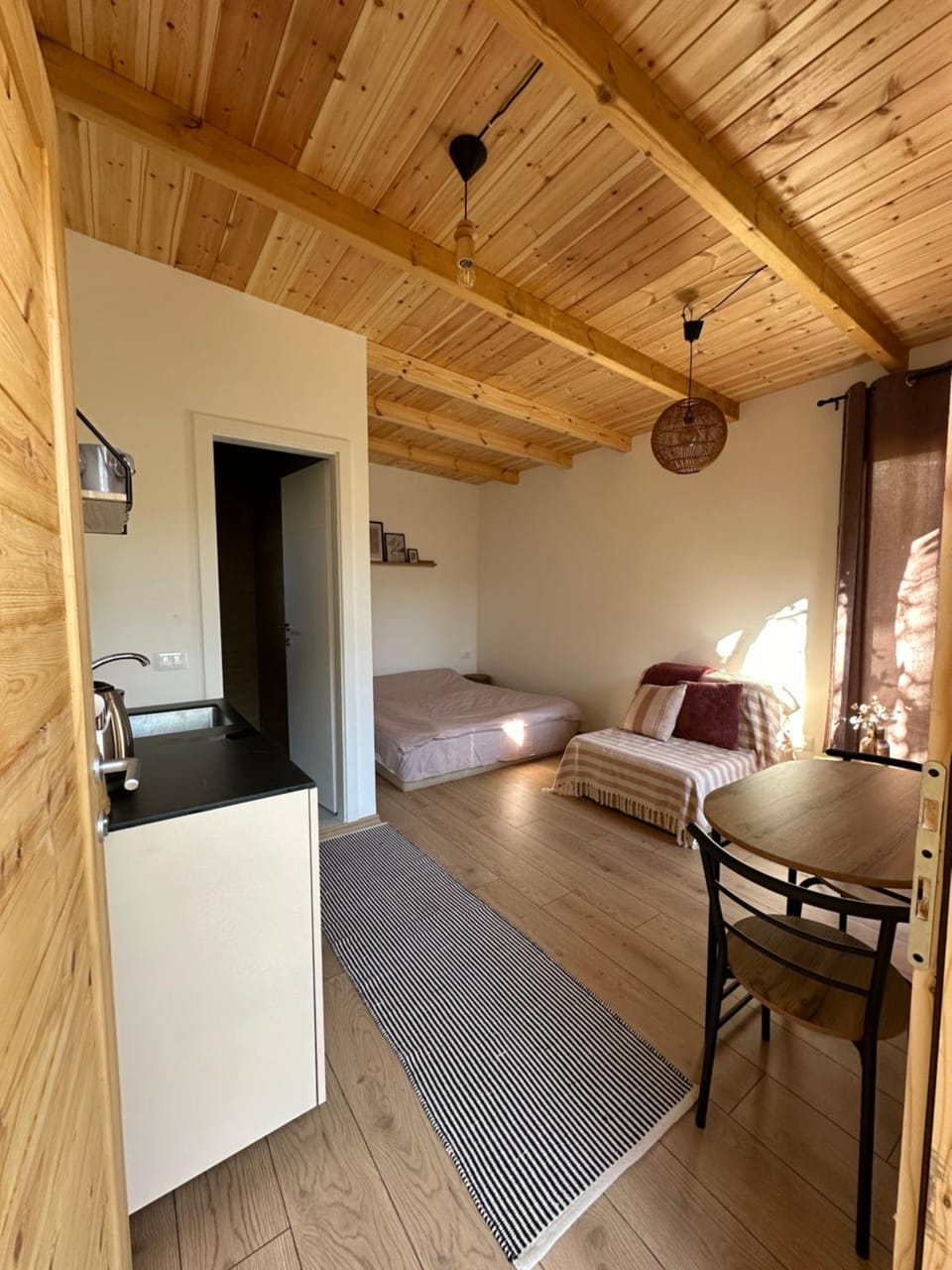 Bed, Kitchen or kitchenette, Living room, Photo of the whole room, Seating area, Bedroom