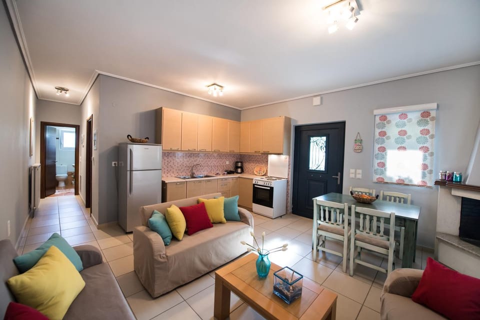 Communal lounge/ TV room, TV and multimedia, Living room, Seating area, Dining area