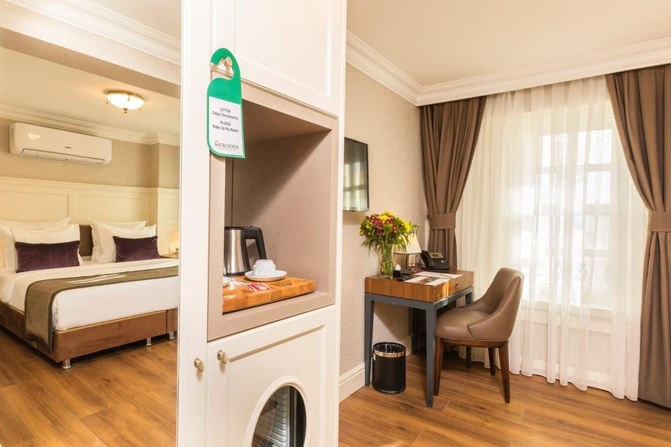 TV and multimedia, Photo of the whole room, Seating area, Bedroom