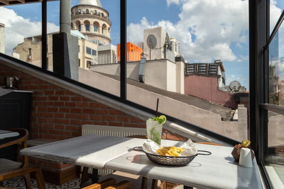 Property building, Restaurant/places to eat, Balcony/Terrace, Breakfast