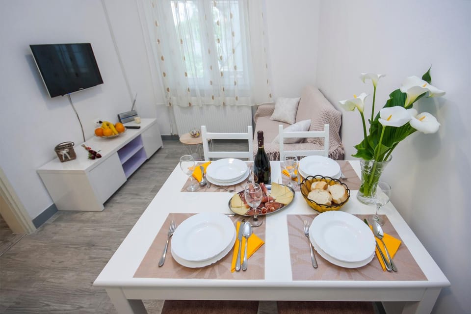 Dining area, Breakfast, Continental breakfast