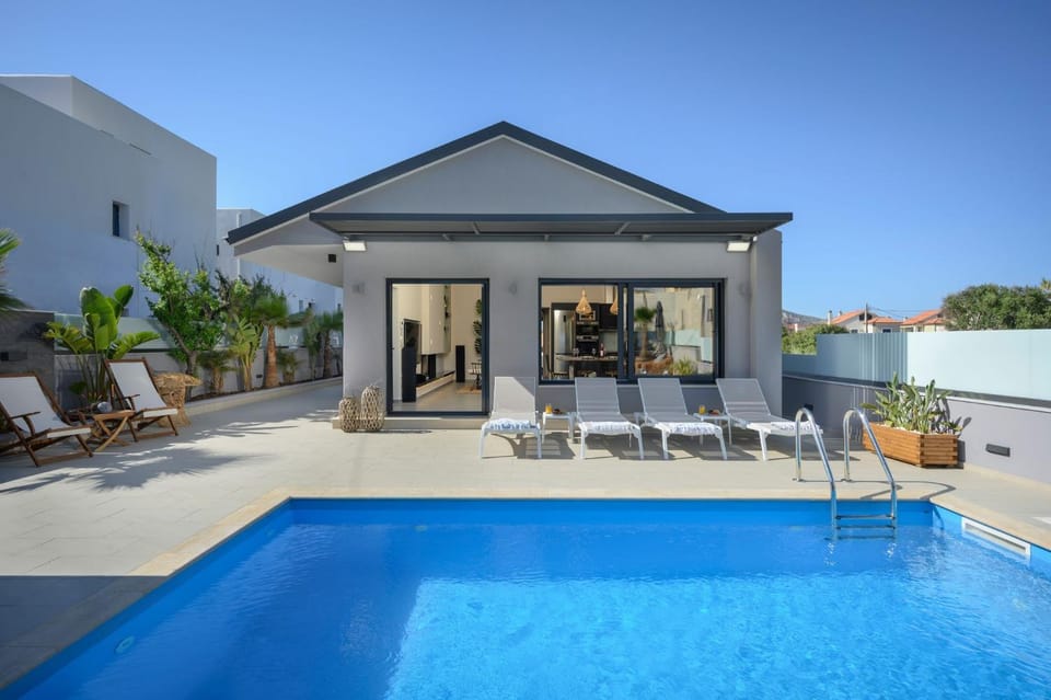 Property building, Balcony/Terrace, Swimming pool, Swimming pool