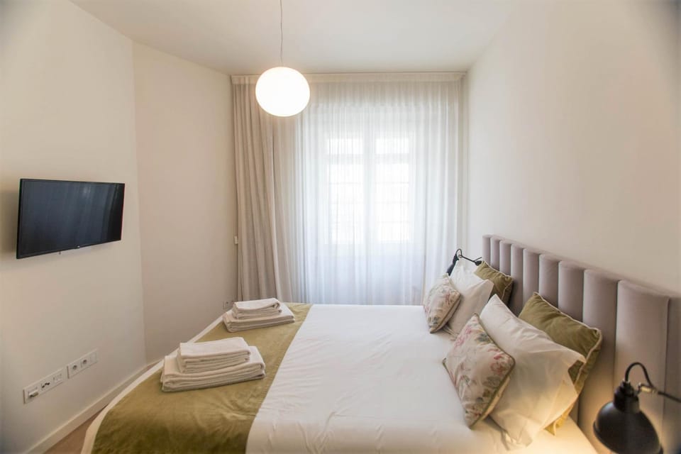 Bed, TV and multimedia, Photo of the whole room, Bedroom, towels