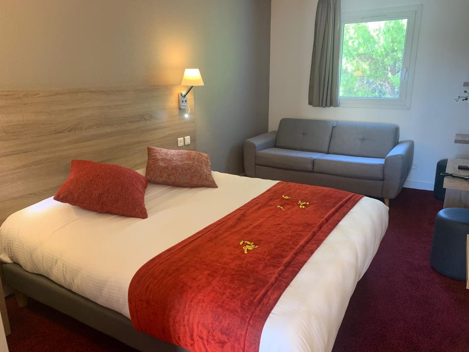 Bed, Photo of the whole room, Seating area, Bedroom