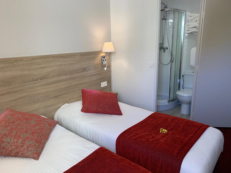 Photo of the whole room, Decorative detail, Garden view