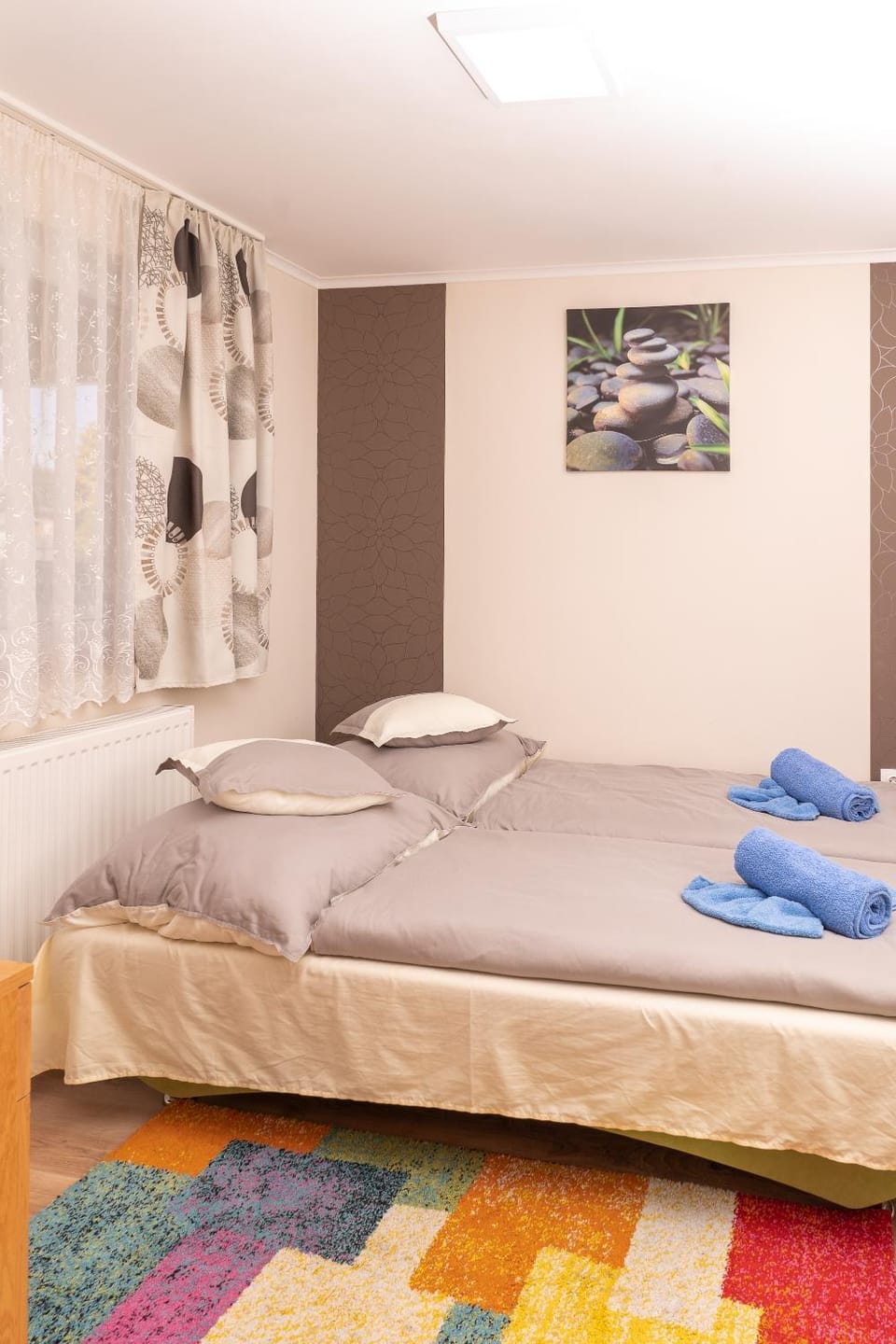 Photo of the whole room, Bedroom, towels