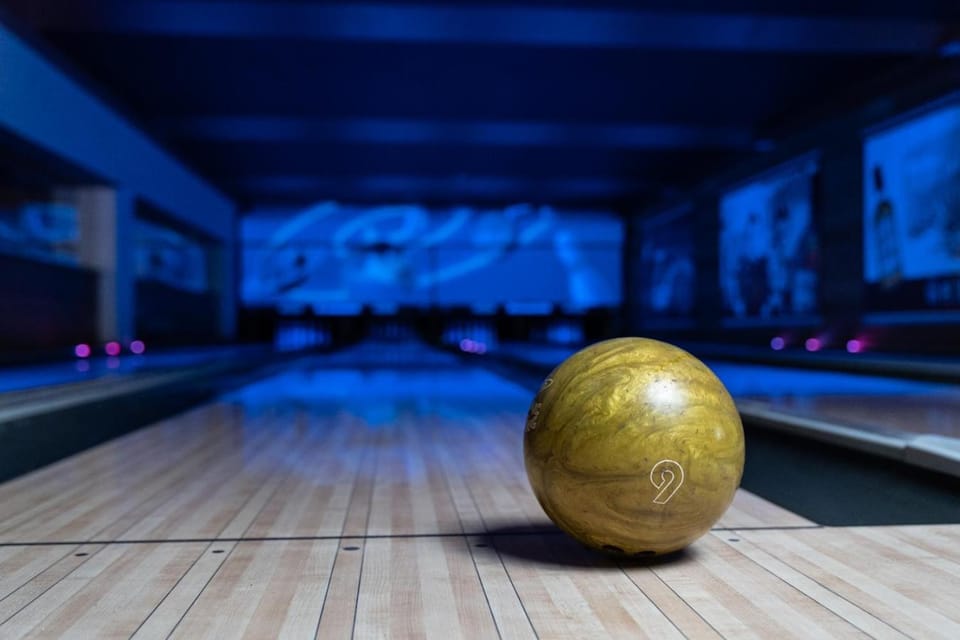 Bowling, Lounge or bar