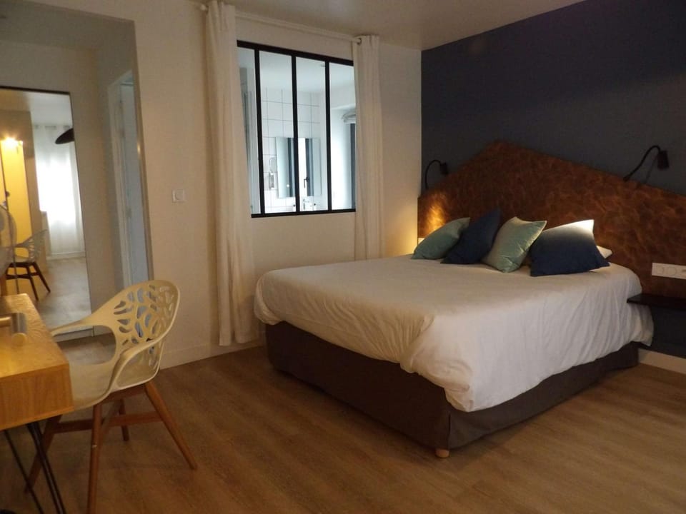 Bed, Seating area, Bedroom