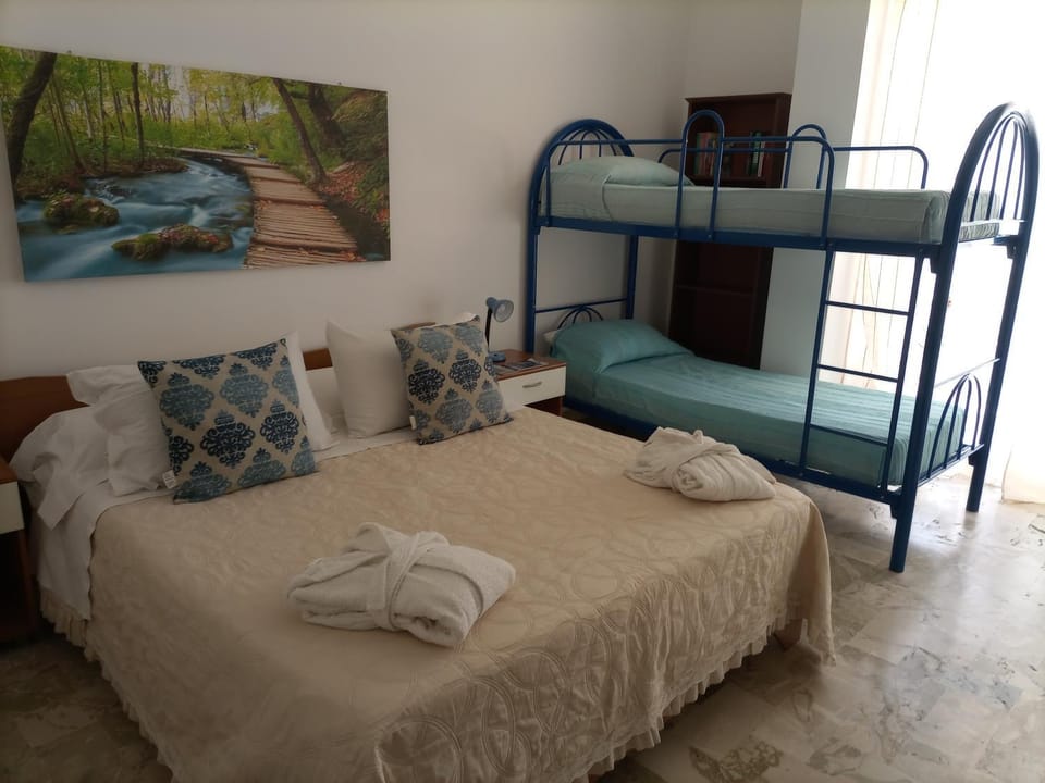 Bedroom, bunk bed