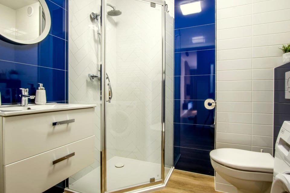 Shower, Toilet, Bathroom, towels