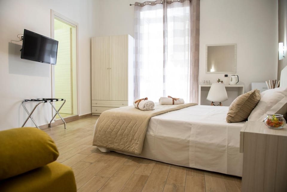 Bed, TV and multimedia, Photo of the whole room, Bedroom