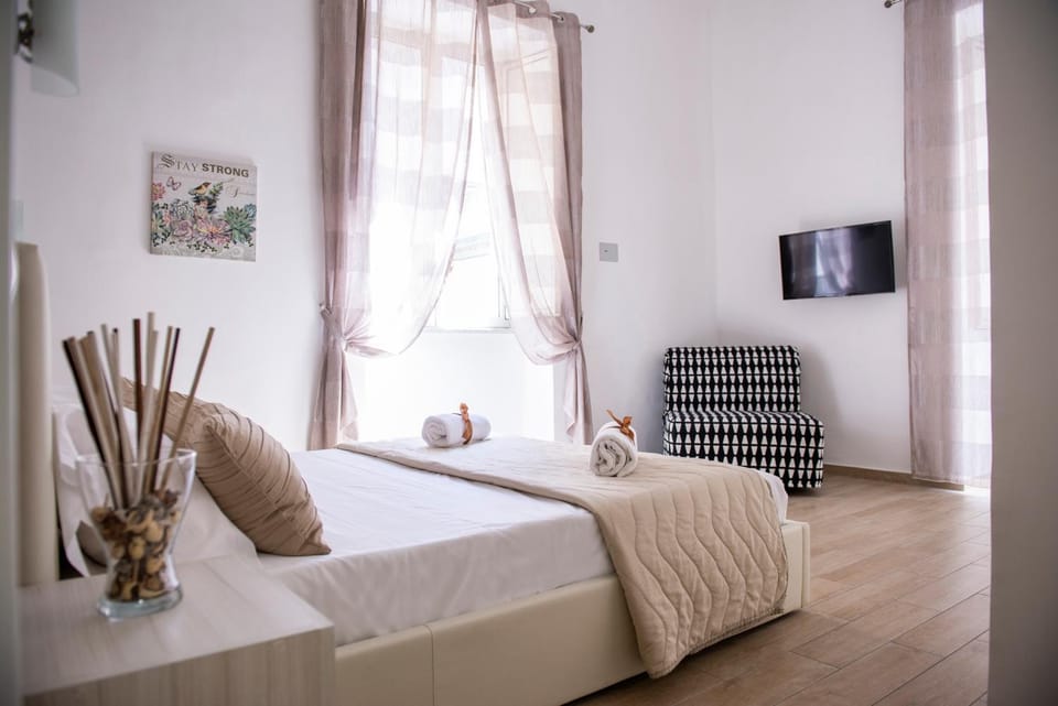 Bed, TV and multimedia, Photo of the whole room, Bedroom