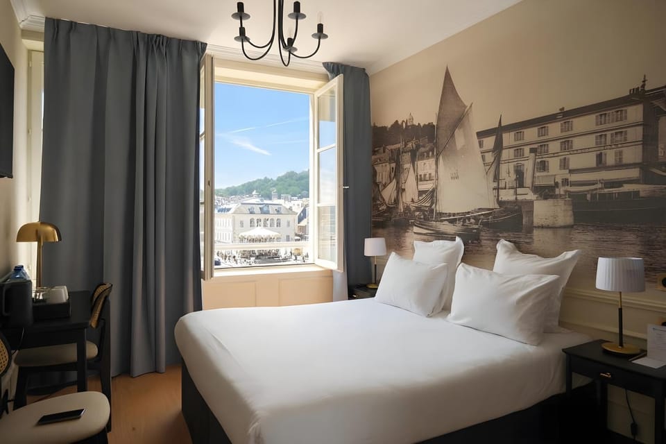 Bed, Natural landscape, Photo of the whole room, Bedroom
