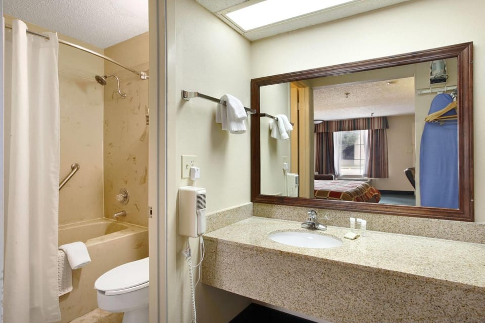 Shower, Toilet, Bathroom, Photo of the whole room, Bath, towels