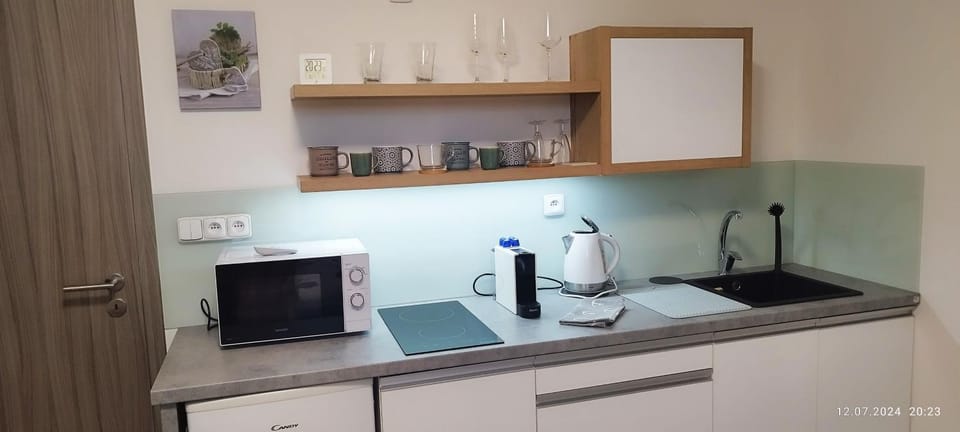 Coffee/tea facilities, Kitchen or kitchenette, stove