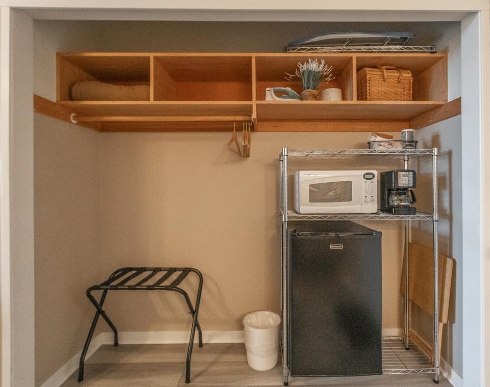 Coffee/tea facilities, flat iron, microwave