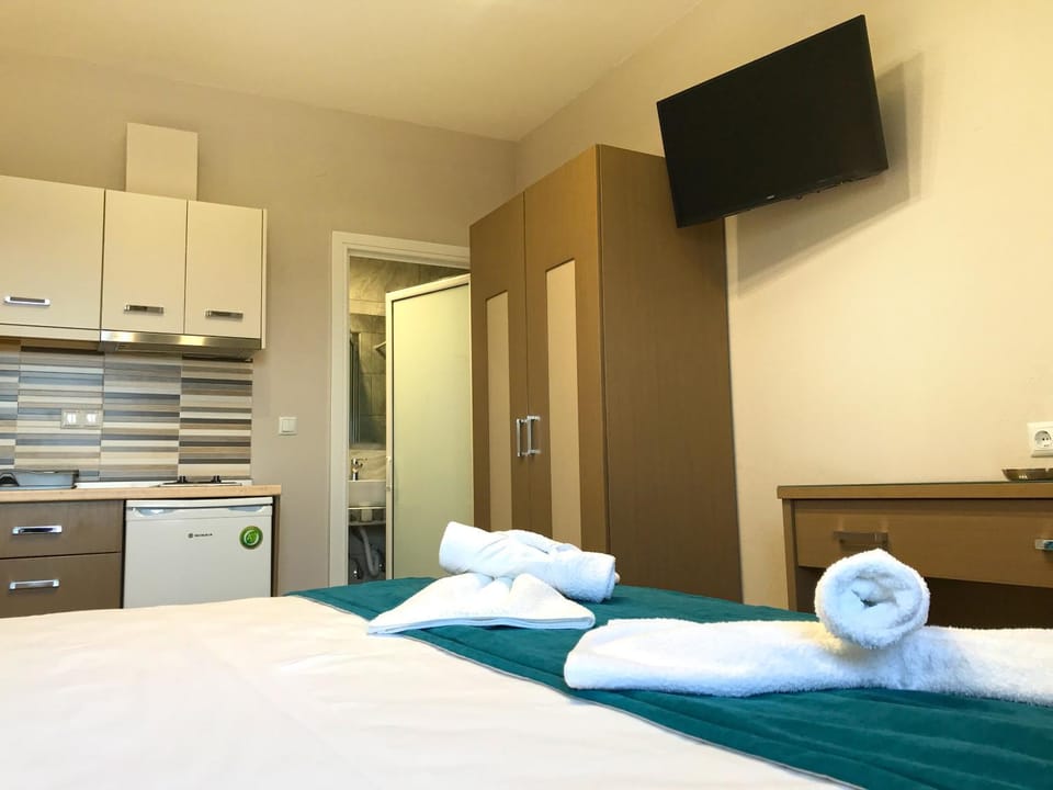 Bed, Bathroom, TV and multimedia, Kitchen or kitchenette