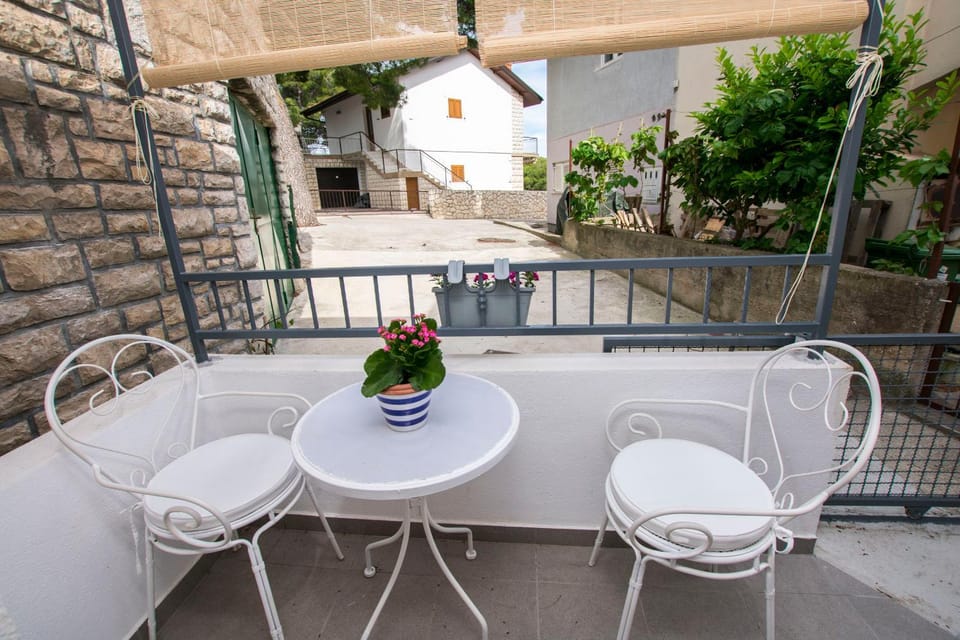Property building, Balcony/Terrace, Seating area