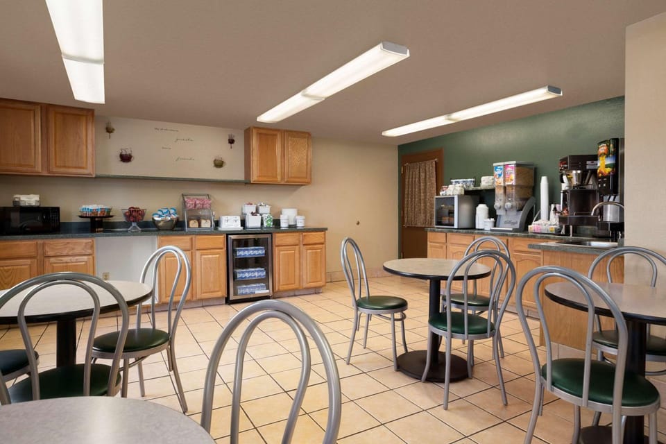 Restaurant/places to eat, Dining area, On site