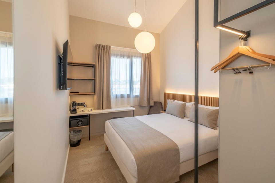 Bed, TV and multimedia, Photo of the whole room, Bedroom