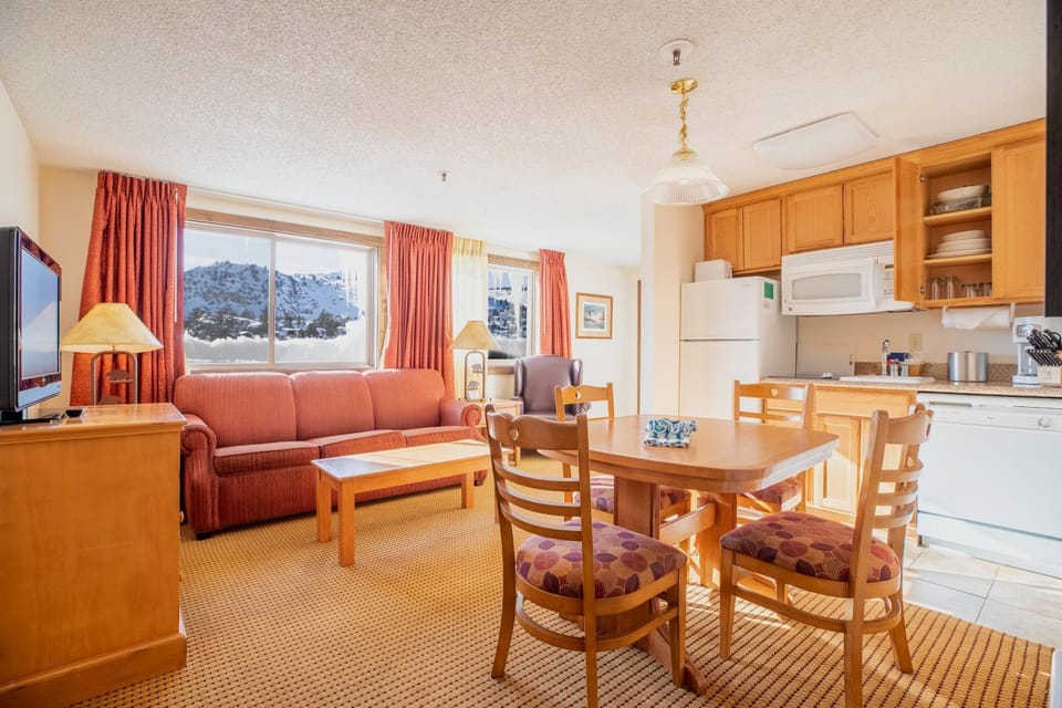 TV and multimedia, Kitchen or kitchenette, Living room, Seating area, Dining area