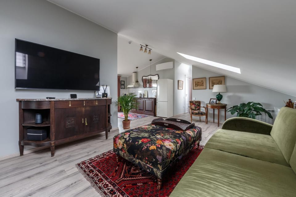 Communal lounge/ TV room, Coffee/tea facilities, Kitchen or kitchenette, Living room, Seating area, Dining area
