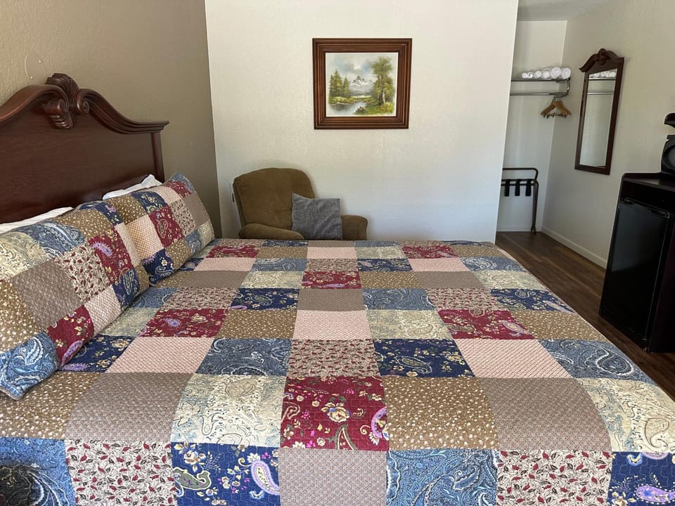 Sunset Inn and Suites Motel in Fredericksburg