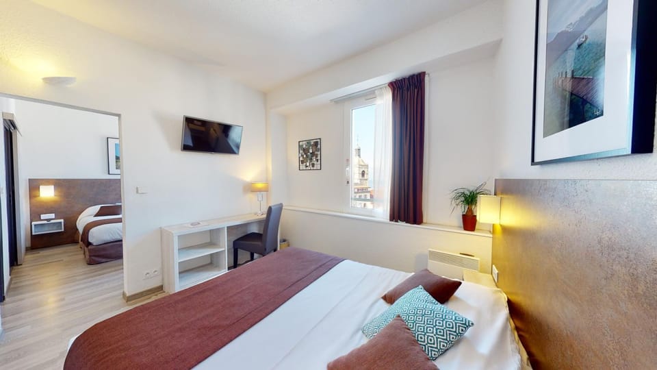 Bed, Photo of the whole room, Bedroom, Family