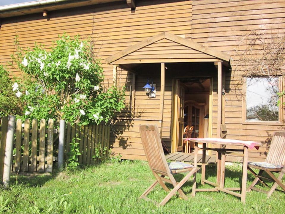 Patio, Facade/entrance, Spring, Day, Garden, On site