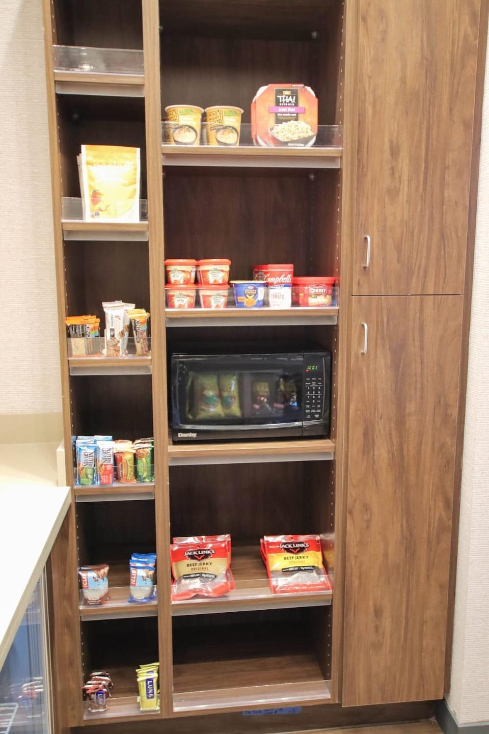 Restaurant/places to eat, vending machine