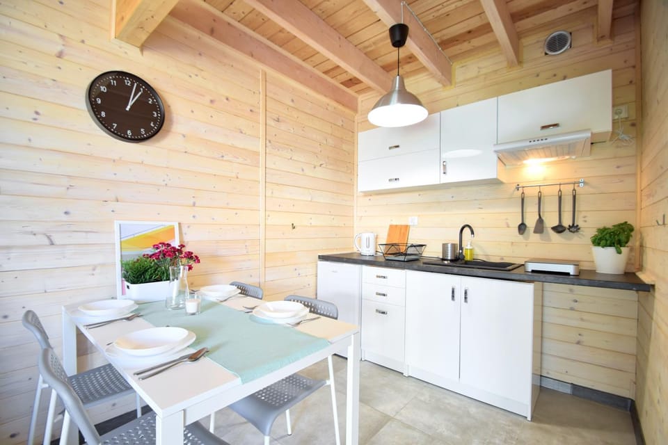 Kitchen or kitchenette, Dining area, pet friendly, stove