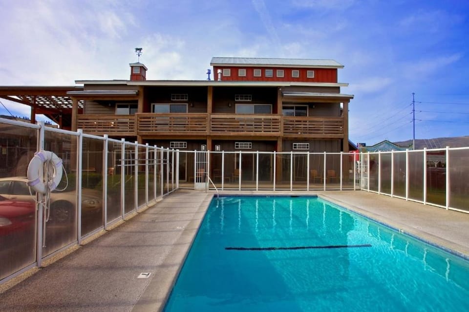Swimming pool, Swimming pool