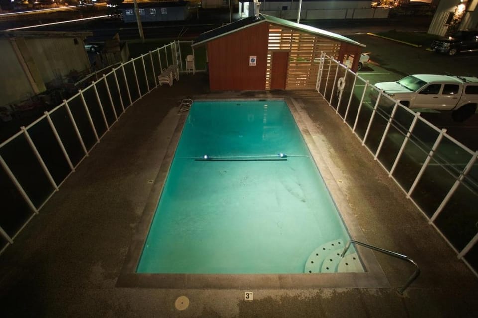 Swimming pool, Swimming pool