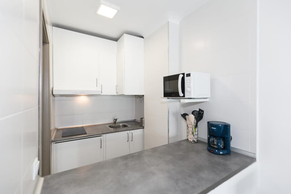 Kitchen or kitchenette, minibar