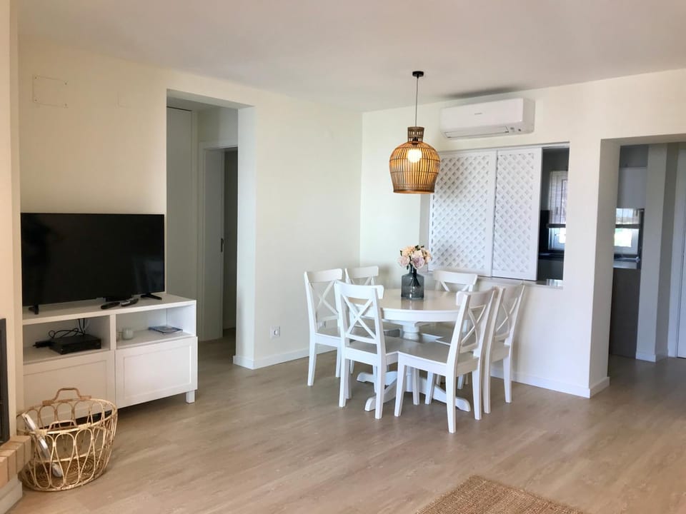 Communal lounge/ TV room, TV and multimedia, Living room, Seating area